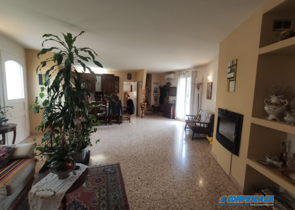 Villas - Single Houses for sale  200 sqm excellent condition, Montagnana, locality Residential District