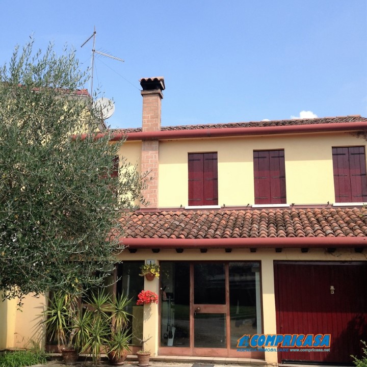 Villa CASALE DI SCODOSIA vendita  Casale di Scodosia  Compricasa Agenzia Immobiliare